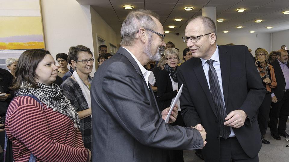 Daværende borgmester Lars Møller og centerdirektør Poul Erik Graversen, Udbetaling Danmark, lykønsker hinanden, da centeret blev indviet 9. oktober 2012. Arkivfoto: Peter Broen <i>Peter Broen</i>