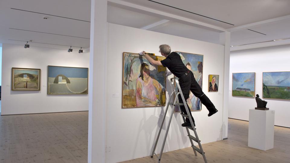 Op og ned. Op og ned. Museumsforvalter Hans Hansen har gennem årene fået meget motion på arbejdet med at hænge kunst på væggene. Foto: Hans Ravn <i>Hans Ravn</i>