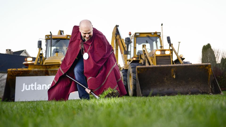 Jætten Jens Buus igang med spaden.
Foto: Claus Søndberg