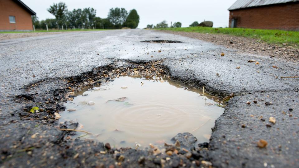 Kridtvej er en af de forsømte veje, der mangler asfalt. Arkivfoto