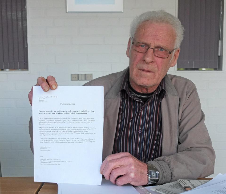 Villy Gravgaard med politianmeldelsen, som foreningen af tidligere garanter i Spar Mors sendte allerede den 25. december 2008 - men aldrig siden hørte mere til. Foto: Anne-Mette Riis