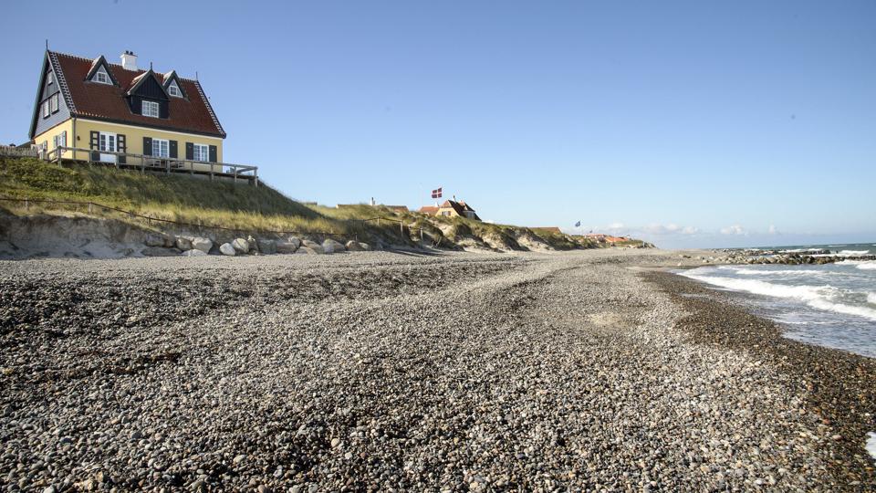 Sandstranden gemmer sig under rallet, som af nogen kaldes en ”stenørken”. Arkivfoto: Peter Broen
