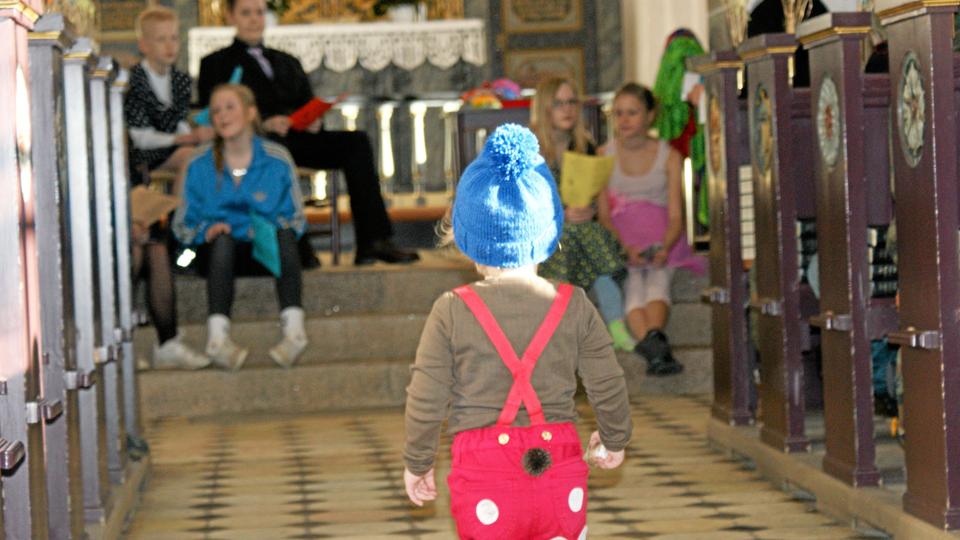 Alle kan deltage udklædte, når Rørdal Sogn holder børnegudstjeneste med tøndeslagning og fællesspisning i Logen ved Rørdal Kirke. Privatfoto