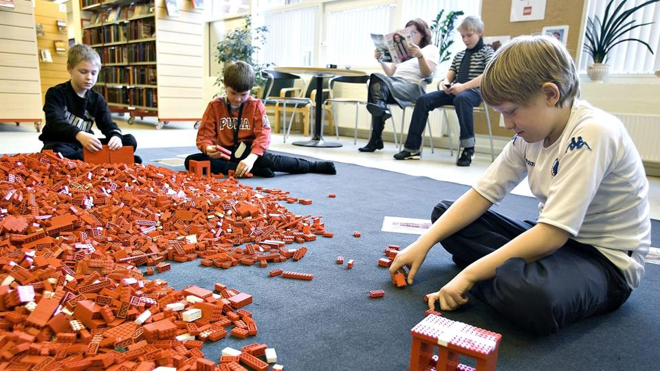 Kun fantasien, tålmodigheden og stædigheden sætter grænser. De to timer vil være en blanding af fri leg, samt små opgaver. Til sidst tager vi fotos af de flotte ting børnene bygger, lyder det fra Vejgaard Bibliotek. Arkivfoto: Claus Søndberg <i>Pressefotograf Claus Søndberg</i>