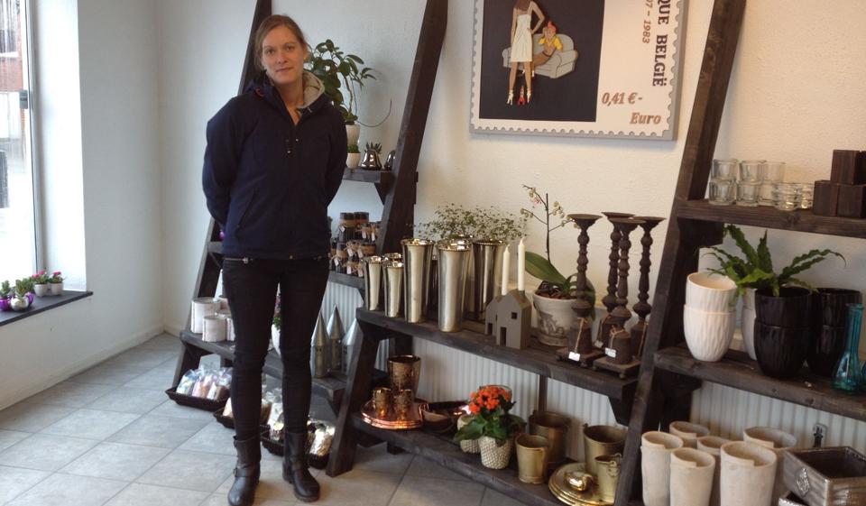 Michelle Mortensen har sammen med Dan Bruun åbnet en blomster- og gavebutik centralt i Brovst. Foto: Pernille Madsen