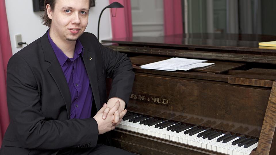 Christian Vestergaard Wennerlin akkompagnerer Vaughan Williams-sangene.