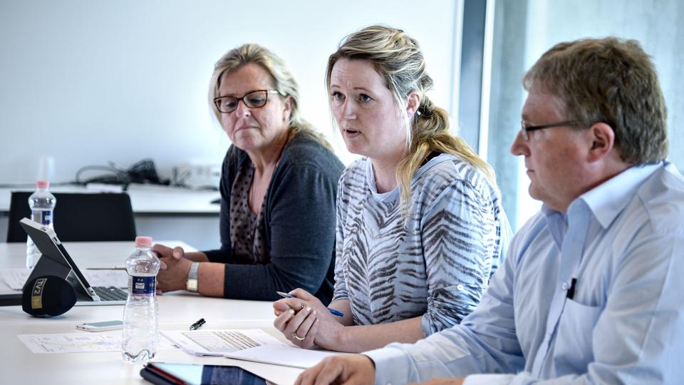 - Det er gået meget godt lige indtil nu, hvor Jørgen Tousgaard er med i udvalget og Christina Lykke er tilbage, siger Pia Karlsen, der her ses til venstre. I midten Christina Lykke Eriksen, der er tilbage efter barselsorlov, og til højre Brian Kjær, der har overladt sin plads i B&U til Jørgen Tousgaard.
