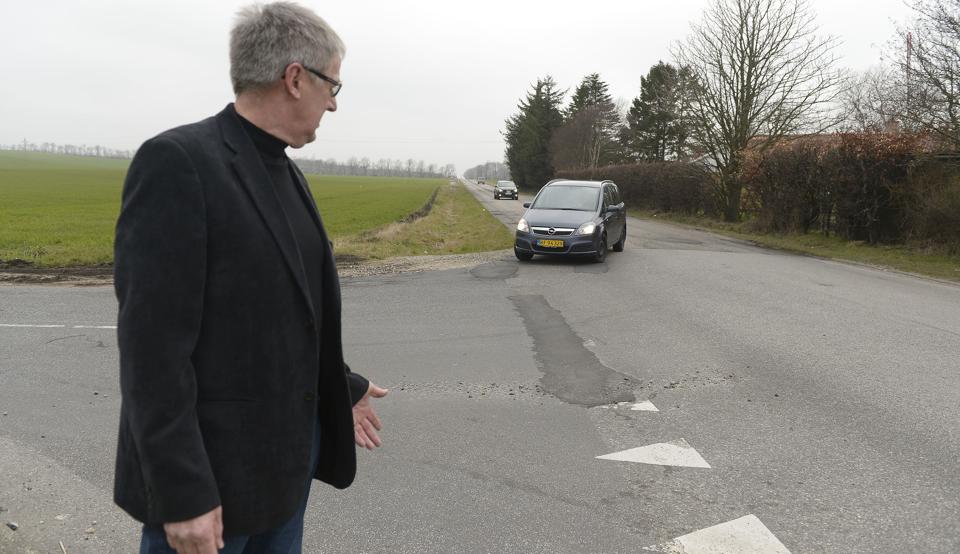 Når bilister svinger til højre her ad Rødageren, overhaler bagfrakommende bilister som regel og det kan skabe en farlig situation, forklarer byrådsmedlem for Venster, Lars Peter Frisk.