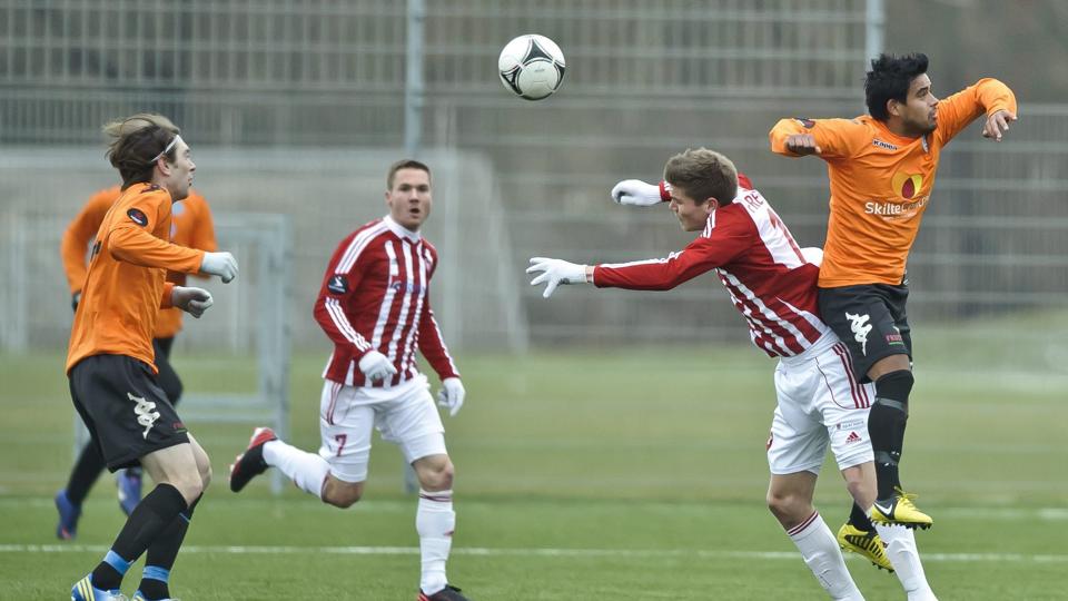 Søren Frederiksen og Anders Due (i baggrunden) lavede AaB's mål mod FCK's reserver. Foto: Martin Damgård