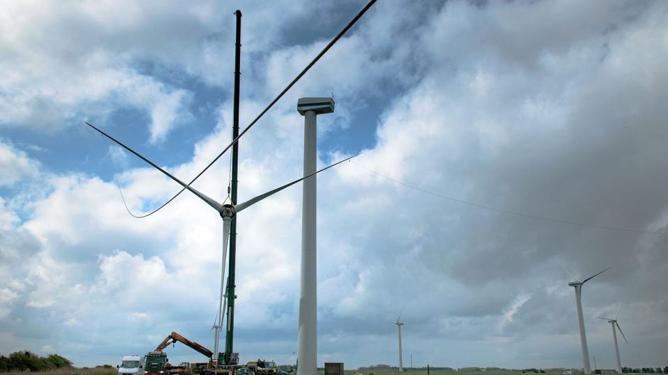 Rotoren fjernes på den første af Klim Fjordholme Vindmølleparks 35 vindmøller, der skal nedtages for at give plads til 22 nye og større vindmøller. Foto: Michael Bo Rasmussen, Baghuset Pressefoto <i>Michael Bo Rasmussen / Baghuset</i>