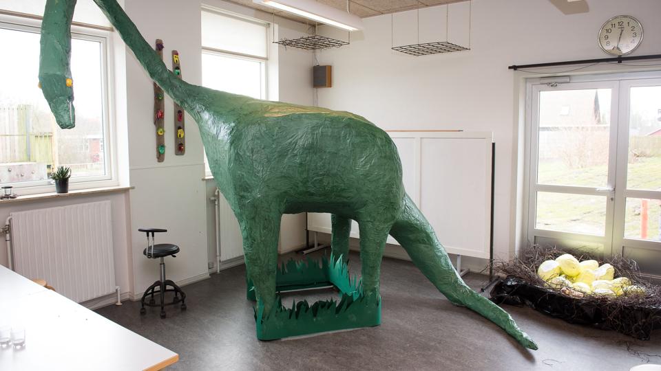En langhalset dinosaurus var ét af de synlige resultater af sfo-børnenes arbejde.