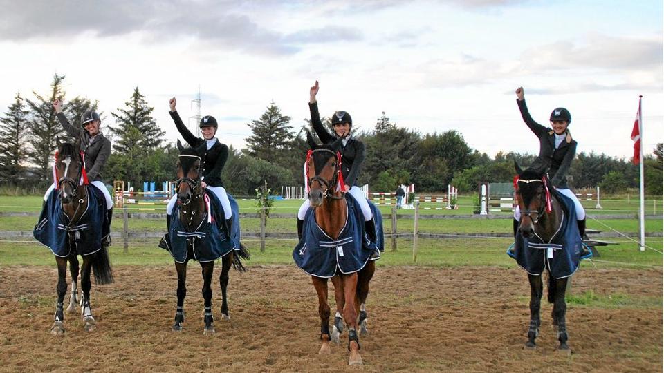 Heidi Kamilla Sørensen, Lisa Hjermitslev, Maria Thougaard Nielsen og Emma Mejlvang er nykårede distriktsmestre i ridebanespringning.PR-foto