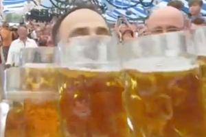 Skål! Han satte ny verdensrekord i at bære øl