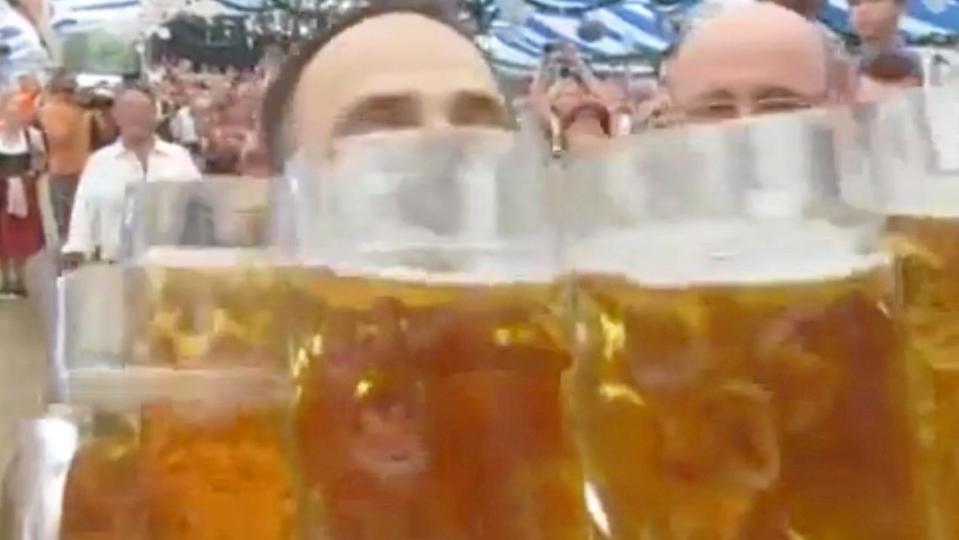 Tyske Oliver med 27 ølglas i favnen: Foto fra youtube.com