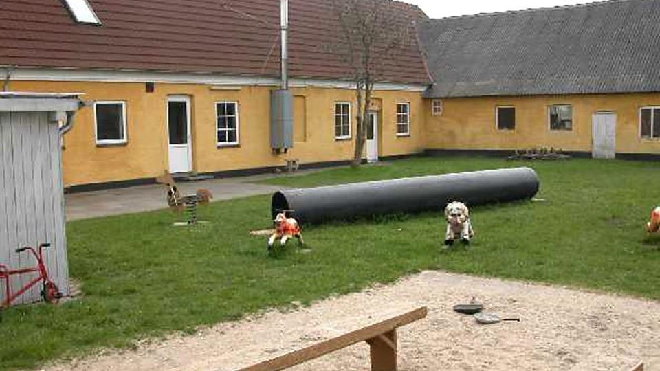 ”Værestedet” er borgernes hus i Lyngså, indrettet i det tidligere mejeri, og ejet i fællesskab af borgerforeningen, lokalhistorisk forening samt børneklubben ”Vildbasserne”.