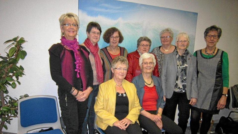 Aktive Kvinders bestyrelse fotograferet efter generalforsamlingen. Siddende i forreste række fra venstre kassereren Elsebeth Kristensen og Edel Jensen. Stående fra venstre formanden Karen Drastrup, Birgit Erikstrup, Vera Sørensen, Grethe Christensen, Tove Jensen, Yrsa Østergaard og Dorthe Ramlov.