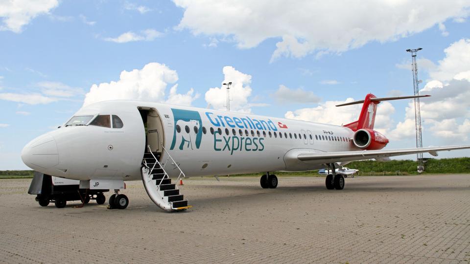 Fokker 100-flyet, der skal betjene Greenland Express’ rute til Grønland er mandag ankommet til Aalborg Lufthavn. Hvornår, det kommer på vingerne, er dog uvist. Foto: Aalborg Lufthavn