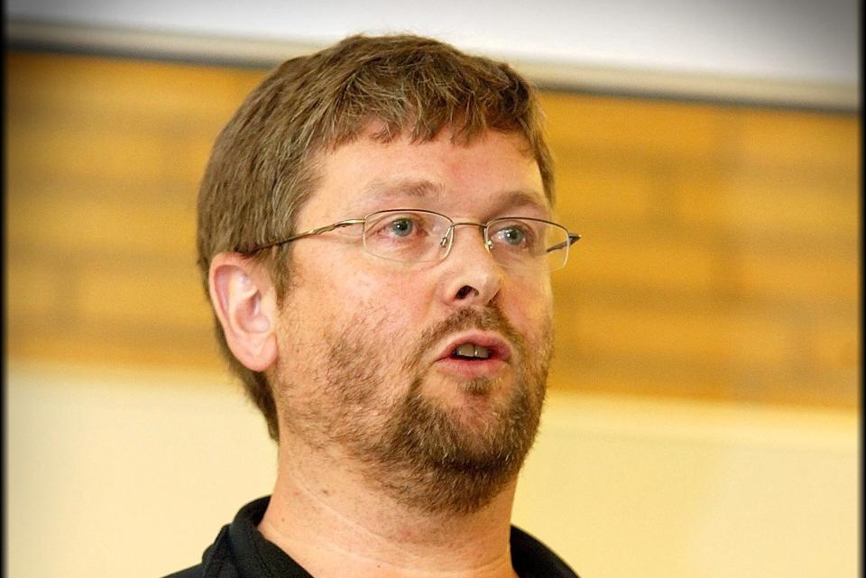 Formand for FOA i Aalborg, Kristian Gaardsøe, mener, politikerne slipper lidt for nemt fra udtalelser om at udlicitering er den eneste vej frem, og derfor har fagforeningen både skrevet til den nye og den gamle ældrerådmand.