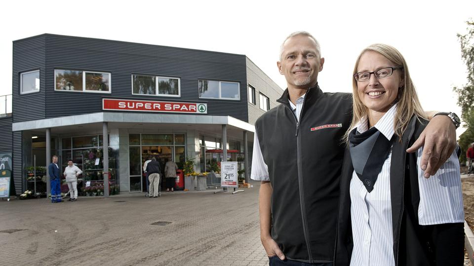 I september 2012 åbnede købmandsparret Finn og Lone Ovesen en hel ny Super Spar dagligvarebutik i Suldrup på 1.600 kvm., der i april 2113 sammen med hans anden butik i Nørager tog navneforandring til Eurospar. Arkivfoto Lars Pauli <i>Lars Pauli</i>