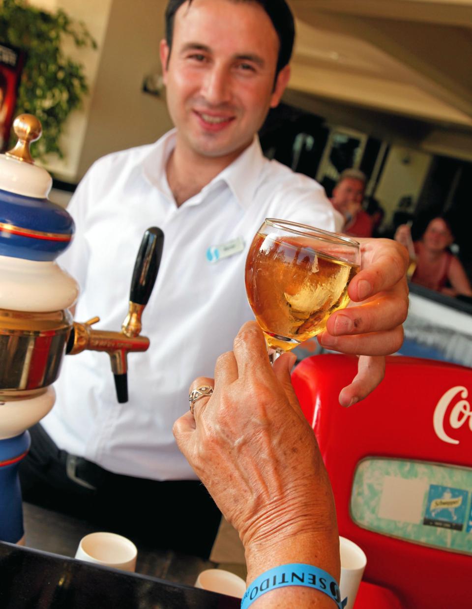 Vi gider ikke bekymre os om, hvorvidt der er råd til et ekstra glas vin, når vi holder ferie - derfor hitter all inclusive. Foto: Spies
