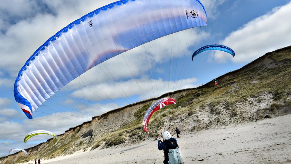 Der bliver trænet forskellige tips og tricks i paragliding på stranden ved Nørre Lyngby. <i>Bent Bach</i>
