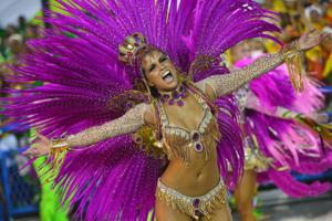 900.000 turister ser på samba i Rio de Janeiro
