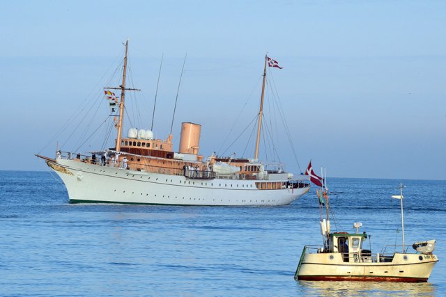 Fregatten Iver Huitfeld med Kongeskibet Dannebrog på slæb ud for Frederikshavn. Arkivfoto: Ole Iversen