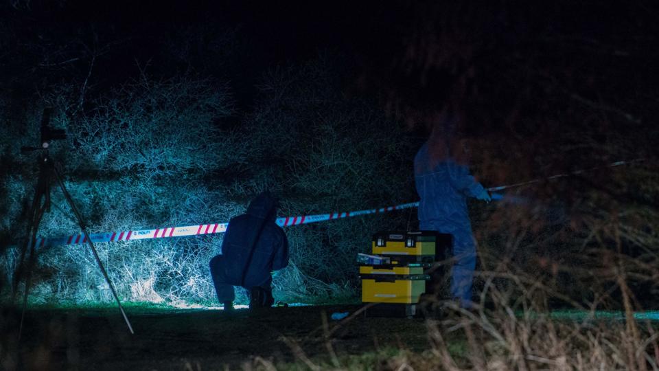 Politiet foretog undersøglser mandag aften undersøgelser ved det shelter, hvor den 78-årige blev fundet. Foto: Jan Pedersen