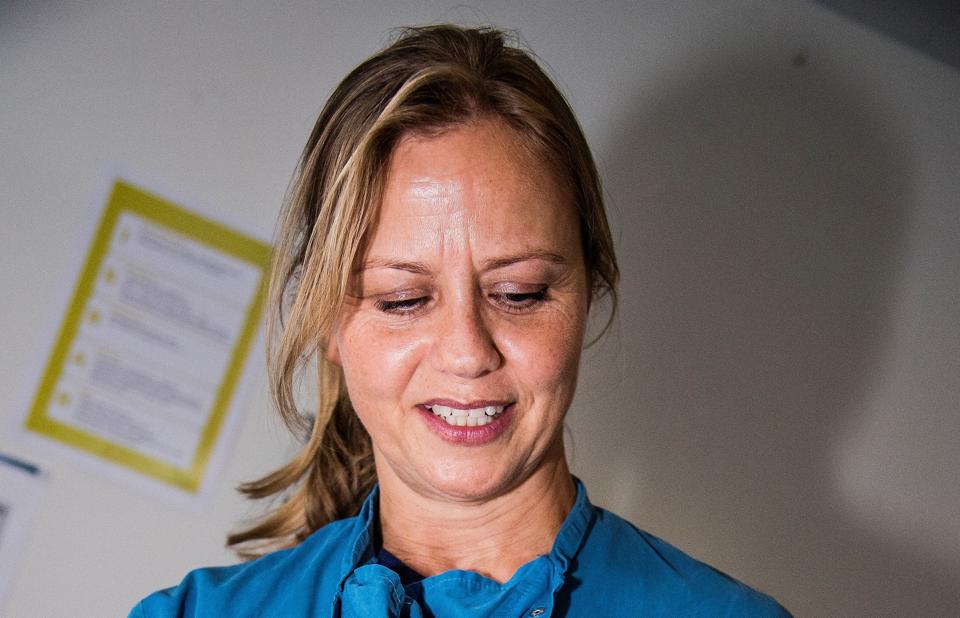 Narkosesygeplejerske Signe Bjørn tænker ikke på, hvor mange penge hun eventuelt kan tjene på, at hendes gode idé om at koble ilt på en sut nu bliver sat i masseproduktion. Hun er bare glad for, at noget, hun har opfundet, kan bruges til noget nyttigt rundt om på sygehusene. På billedet viser hun, hvordan opfindelsen anvendes ... på en dukke.