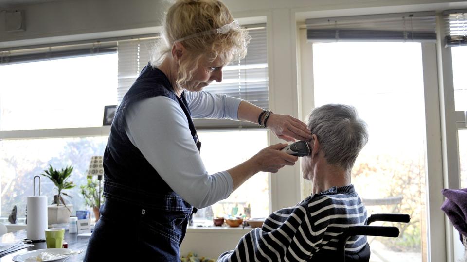 Fortsætter corona-krisen kan der sagtens blive brug for ekstra hænder i hjemmeplejen og i kommunens tilbud til handicappede. Derfor har Aalborg Kommune - ligesom regionen - oprettet en jobbank. Arkivfoto: Michael Koch <i>Michael Koch</i>