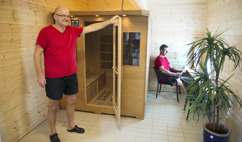 Svømmehalsassistent Stig Kjelgard og bademester Michael Jensen ved den infrarøde sauna. Foto: Kurt Bering <i>Kurt Bering</i>