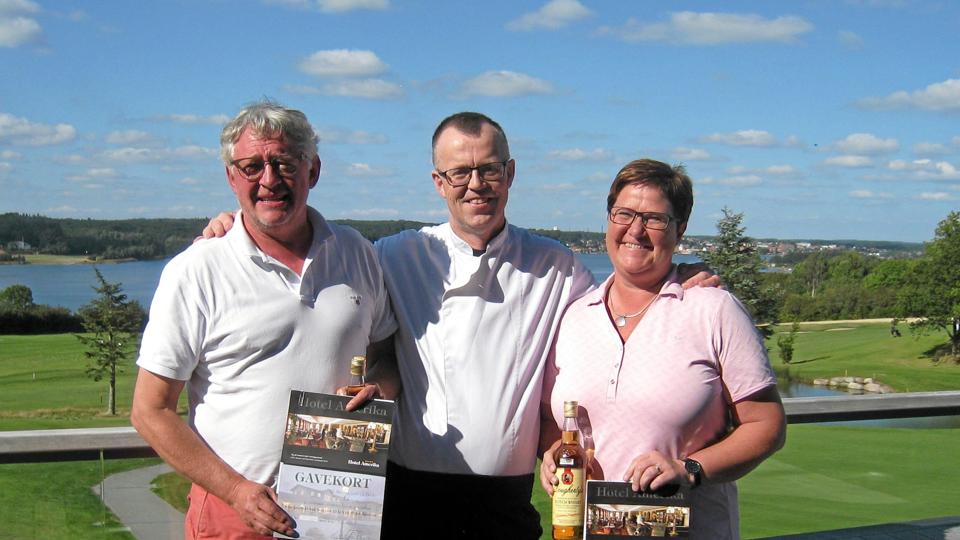 Karen Kappel, Sydthy Golfklub, og Finn Mikkelsen Aarhus Golf Club, er her flankeret af restaurantbestyrer Jan Thomassen. Privatfoto