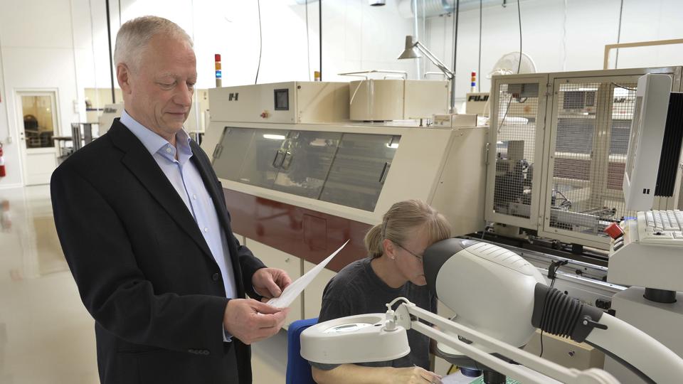- Det tog os flere års hårdt arbejde og en økonomisk investering at blive underleverandør til forsvarsindustrien, fortæller Ib Gosmer. Foto: Michael Bygballe <i>Michael Bygballe</i>