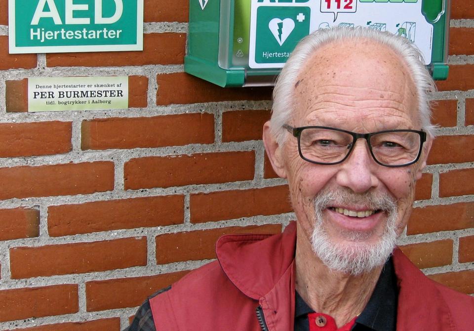 Per Burmester foran gaven til Beltoften’s brugere og alle andre borgere i Gistrup. Foto: Bjarne Arentsen