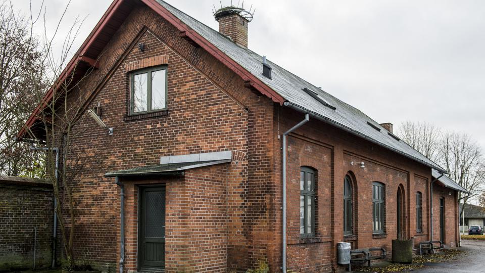 Den nye administrationsbygning skal placeres der hvor den nedlagte stationsbygning ligger i Jernbanegade i Nørager. Inden for et til to uger afgøres det, hvornår den nu kommunalt ejede bygning skal rives ned. Arkivfoto