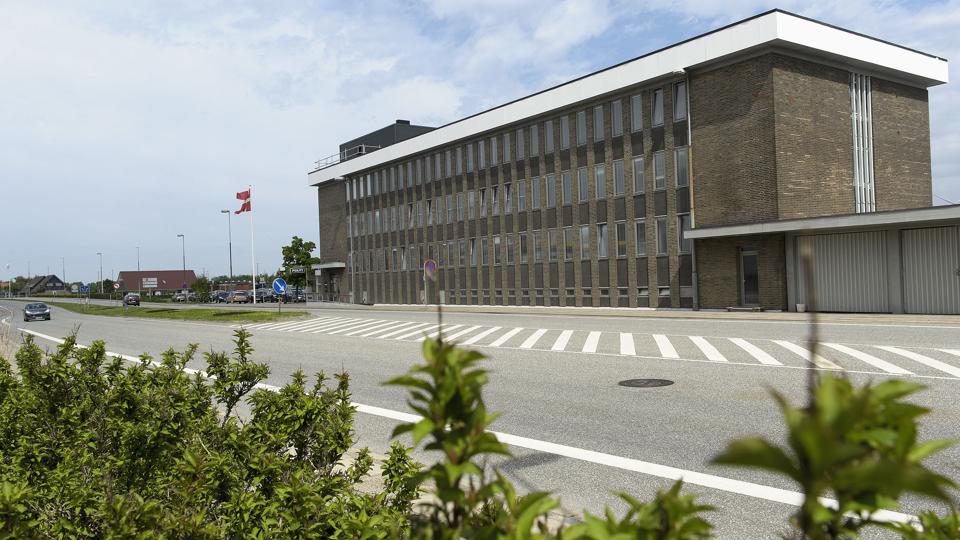 Det danske flag kom op igen foran politistationen i Frederikshavn. Foto: Peter Broen <i>Peter Broen</i>