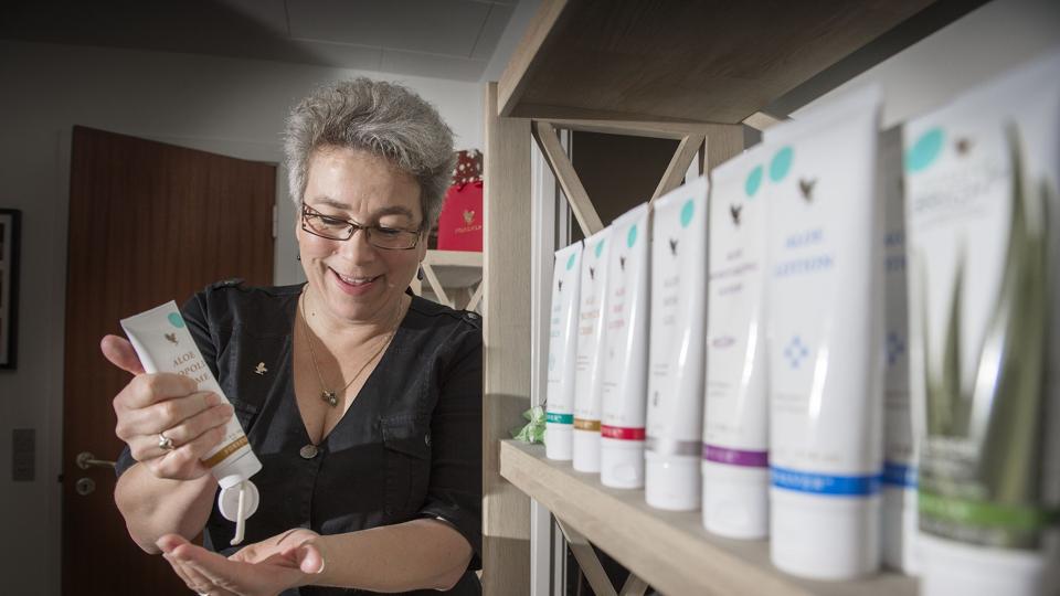 Leena Thybo Nielsen var på vej på en førtidspension, da hun selv fandt et job, hun kunne håndtere. Nu vil hun gerne, at andre får samme mulighed.
Foto: Thomas Vinther