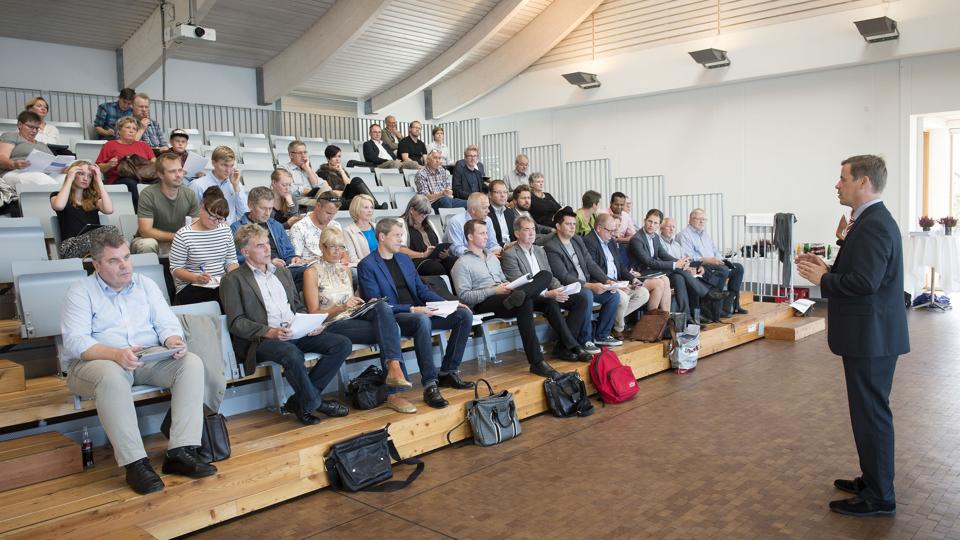 Tre plejehjem i Kærby skal lukkes og erstattes med et nyt plejehjem ifølge Magistratens budgetforslag, der blev præsenteret i går i Utzon Centret. Foto: Peter Broen.