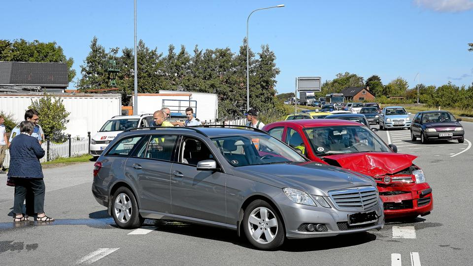 Førerne af de to biler slap uden kvæstelser fra sammenstødet tirsdag eftermiddag.Foto: Peter Mørk <i>Foto: Peter Mørk</i>