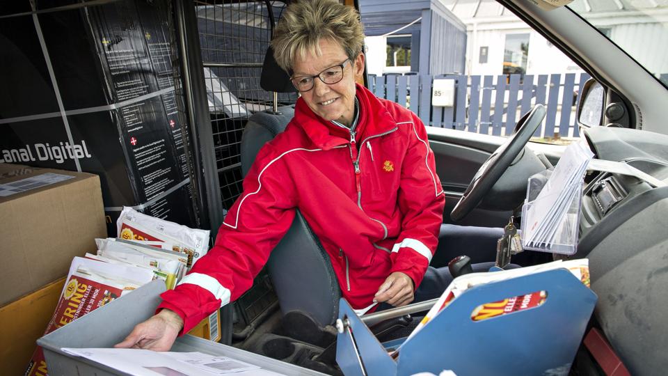 Selv om meget har ændret sig, så er Randi Guldberg stadig glad for sit job som postbud - og deler posten ud med et smil. <i>Foto: Kim Dahl Hansen</i>