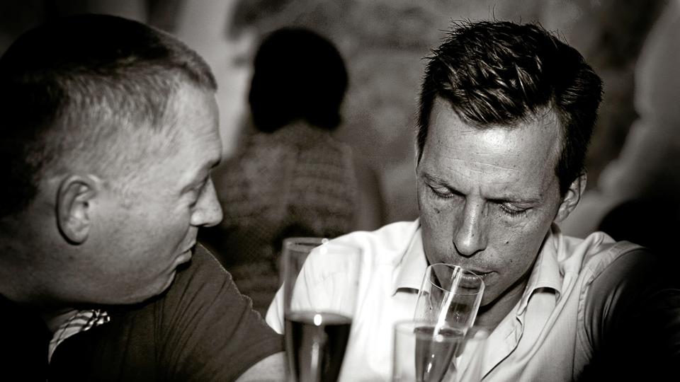 Kristian Ishøy (t.v.) er medarrangør af vin-landskampen på Mortens Kro fredag 5. september. Privatfoto