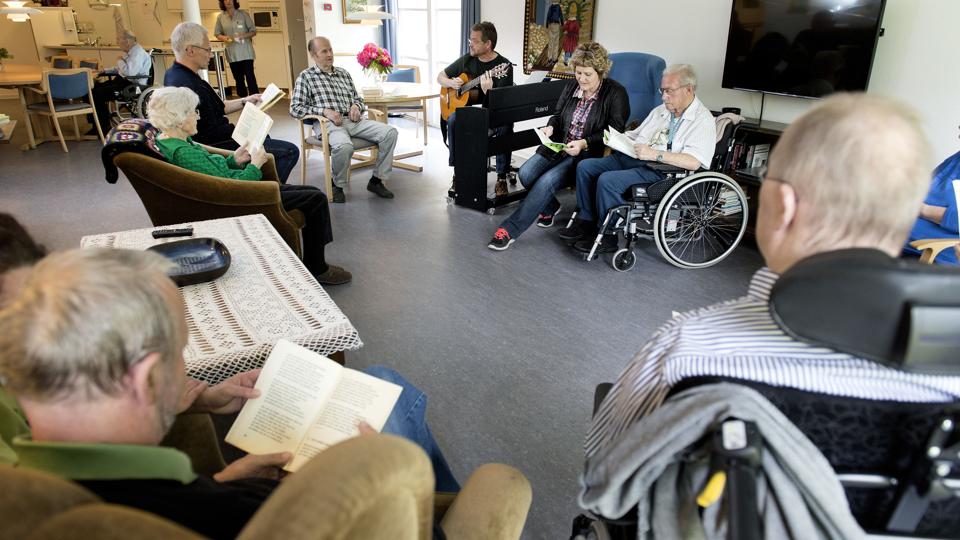 Sundheds- og omsorgsudvalgt sætter fokus på at øge livskvaliteten for de ældre medborgere, der bor på Mariagerfjord Kommunes i alt otte plejecentre. Billedet her er fra Skovgården i Hadsund, der som det første plejehjem i kommunen har fastansat en musikterapeut, der spiller og synger med og for de ældre. Arkivfoto: Torben Hansen <i>Foto: Torben Hansen</i>
