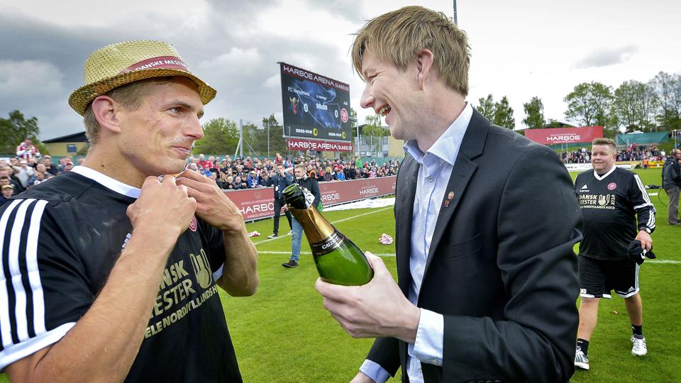 Allan Gaarde med champagne i hånden på stadion i Slagelse forrige søndag, da mesterskabet blev sikret med 0-0 mod FC Vestsjælland. Foto: Lars Pauli