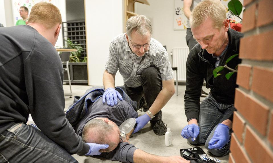Alle frivillige akuthjælpere bliver uddannet i udvidet førstehjælp og i at bruge en hjertestarter og skal holde deres viden ved lige. Her er undervisning af akuthjælpere
i Mou og Egense.
Arkivfoto: Daniel Bygballe