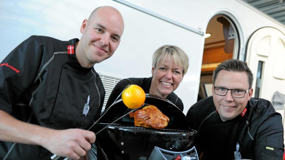 Anne Vibeke Isaksen er på sommerturene til fire kendte campingpladser i selskab med de danske mestre i grill, Henrik Sommerlund og Morten Boros.