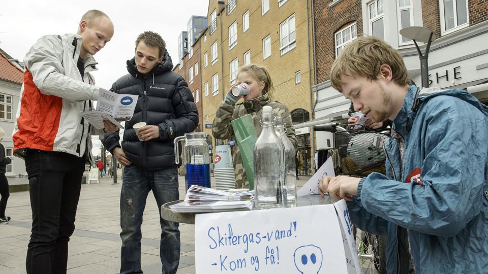 Der er offentlig modstand mod skifergasudvindingen i Vend­syssel. Her er det SF’s kandidat til Europa-Parla­mentet Teis Volstrup, der er på gaden for at advare. Foto: Peter Broen