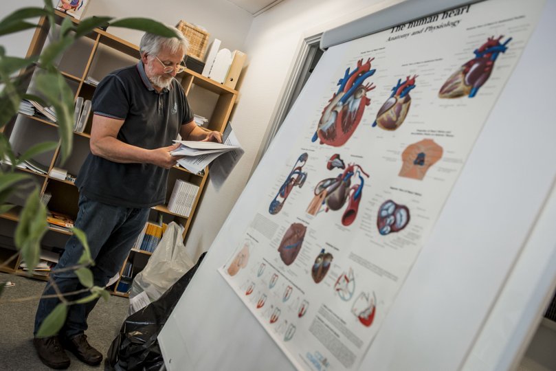 Læge Ole Borre fra Hadsund pakker sin klinik ned, efter han lukkede sin praksis. Foto: Martin Damgård