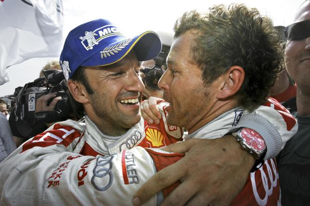 Tom Kristensen og Marco Werner fejrer sejren i 2005, som betød, at danskeren dermed var manden med flest sejre af alle i verdens hårdeste motorløb. <i>Foto: Claus Søndberg</i>