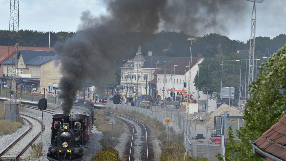 Det gamle damplokomotiv fra Fjerritslevbanen er på sporet i Vendsyssel igen i efterårsferien - forhåbentlig uden de tekniske problemer, der drillede lidt sidst, det var nordenfjords. Foto: Bente Poder