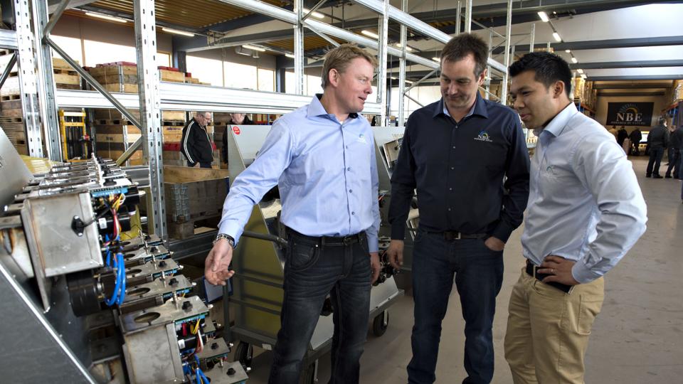 NBE Production fra Sæby er den mest innovative virksomhed i Frederikshavn Kommune. Fra venstre ses de to ejere Jannich Hansen og Kim Gregersen. Til højre eksportchef Alvin Hernandez. Arkivfoto: Hans Ravn <i>Hans Ravn</i>